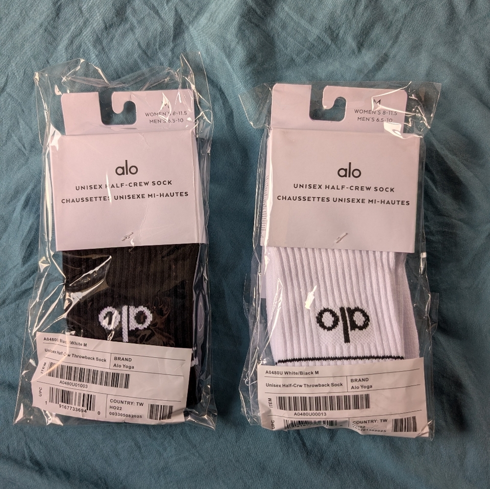 ALO Yoga Unisex Half-Crew Socks - Black and White Duo